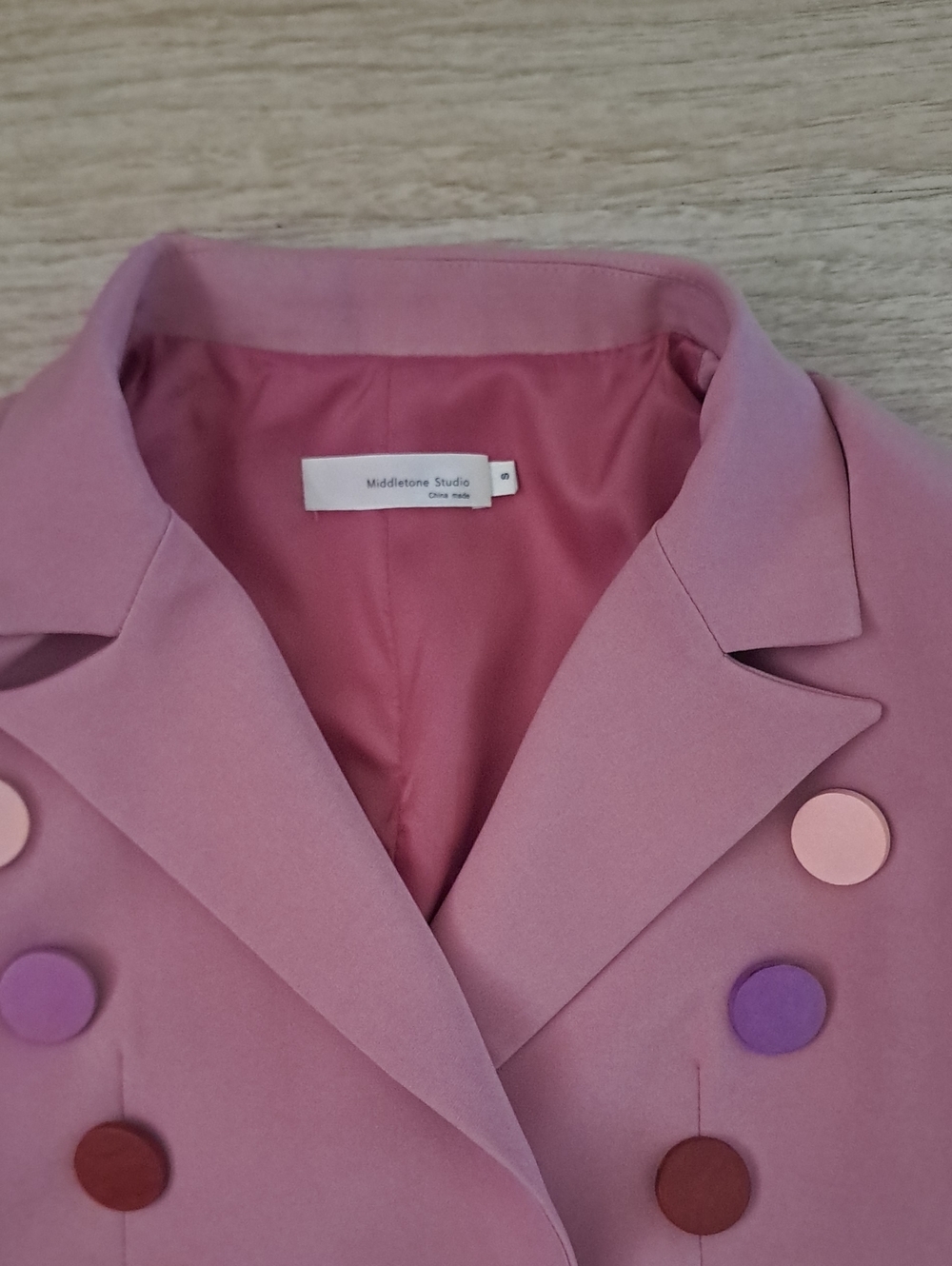 Tailored Pink Double-Breasted Blazer with Decorative Buttons - Picture 2 of 12